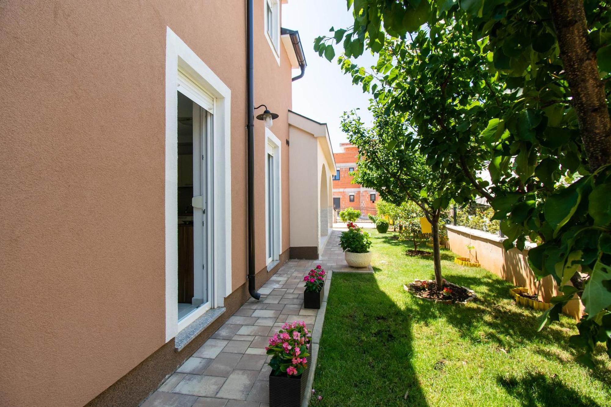 Apartment Ninic Srima Buitenkant foto